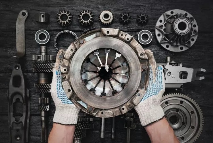 چه زمانی باید دیسک و صفحه خودرو را تعویض کنیم؟